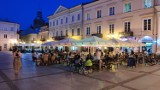 Ogródki gastronomiczne w Rynku Trybunalskim w Piotrkowie w ostatni weekend wakacji ZDJĘCIA