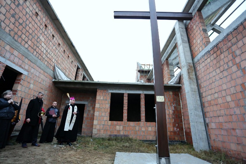 Poświęcono Krzyż Misyjny na placu budowy kościoła parafii...