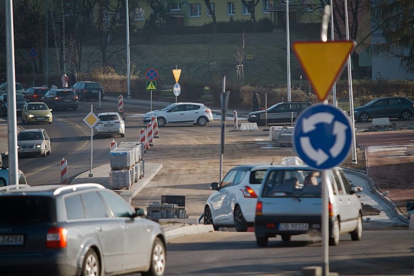 Obwodnica Wałbrzycha. Rondo na Piaskowej Górze prawie gotowe (ZDJĘCIA)