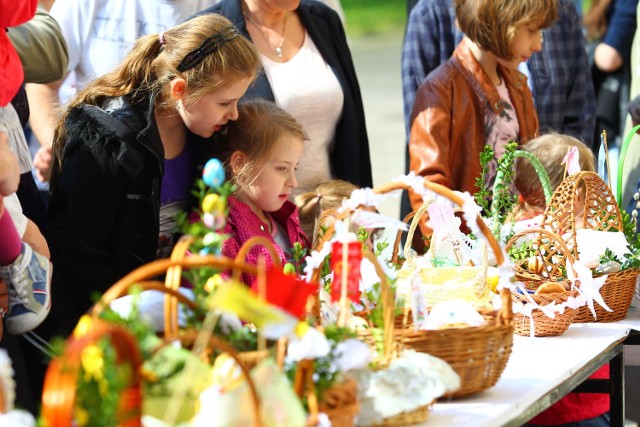 Wielka Sobota w Poznaniu: Wierni święcą pokarmy