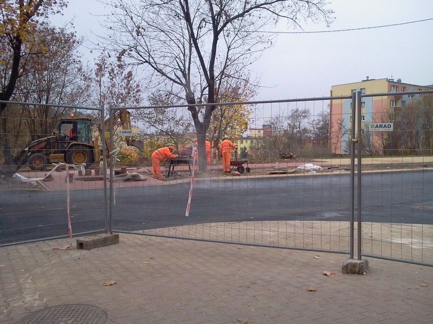 Prace renowacyjne wykonuje firma Drogowiec z Ostrowca...