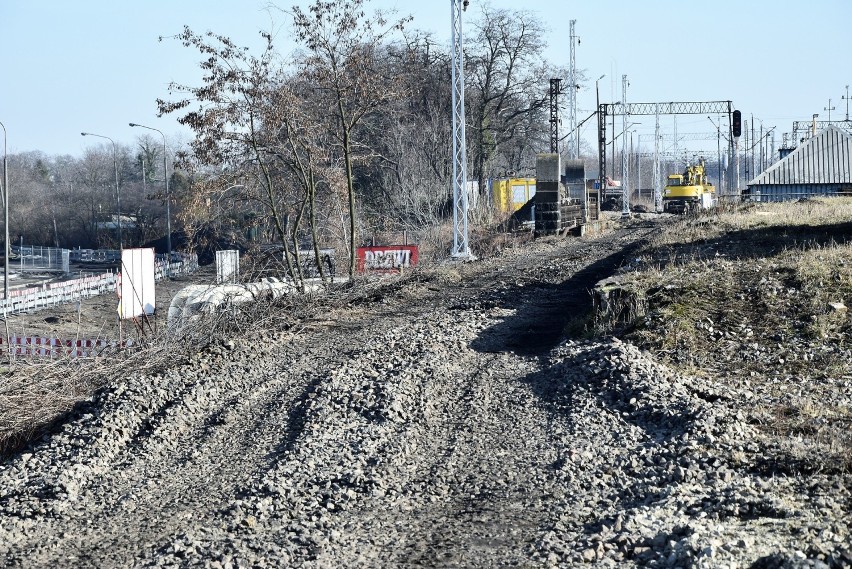 Prace na wiadukcie przy stacji Opole Wschodnie są prowadzone...