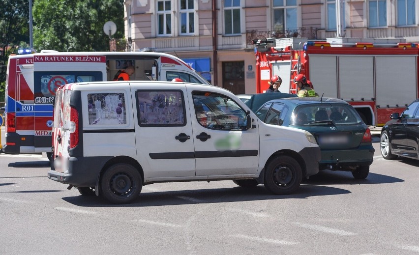 Zderzenie dwóch samochodów na skrzyżowaniu w Przemyślu. Do szpitala trafiła kobieta [ZDJĘCIA]