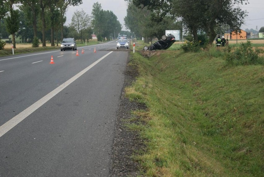 Wypadek Kaźmierzewo. Renault dachował, kierowca w szpitalu [ZDJĘCIA]