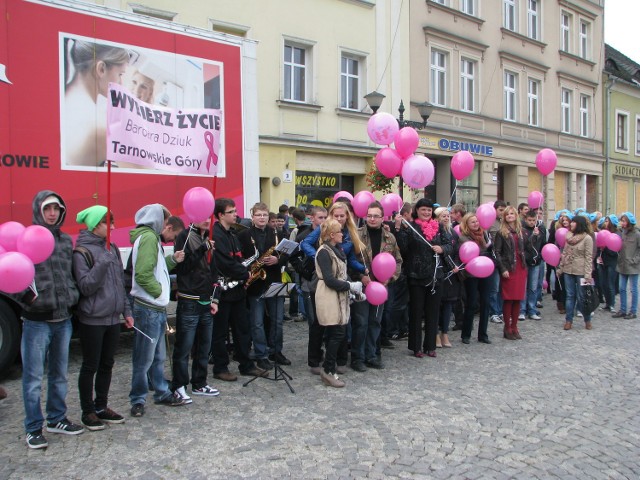 Uczestnicy Przemarszu różowej wstążki w 2012 roku. Za nimi mammobus. Wtedy też można było wykonać badania. Podobnie będzie w 2013 roku.