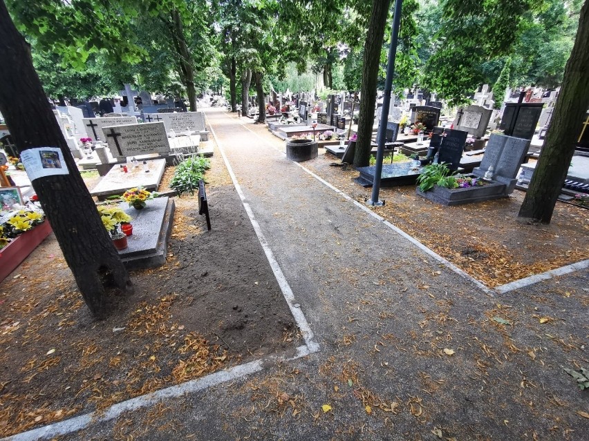 Nowe alejki na cmentarzu przy ulicy Wybickiego w ogniu ostrej krytyki. Informują nas o tym mieszkańcy odwiedzający groby bliskich