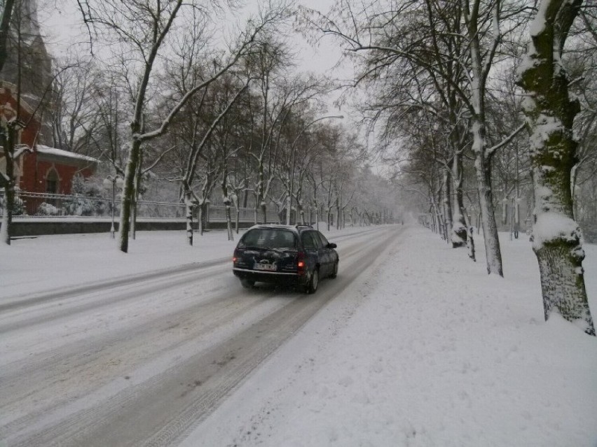 Zwykły dzień w Tomaszowie Mazowieckim 10 lat temu. Też było zimno i biało... [ZDJĘCIA]