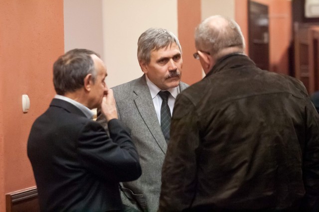 Jako świadek zeznania złożył Andrzej Kosiór (w środku), prezes MPK w upadłości. To właśnie on po objęciu funkcji prezesa spółki w lipcu 2011 r. wykrył nieprawidłowości finansowe i powiadomił o nich prokuraturę