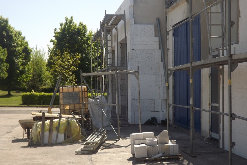 Trwa docieplanie budynku biurowo–warsztatowego w Golubiu-Dobrzyniu