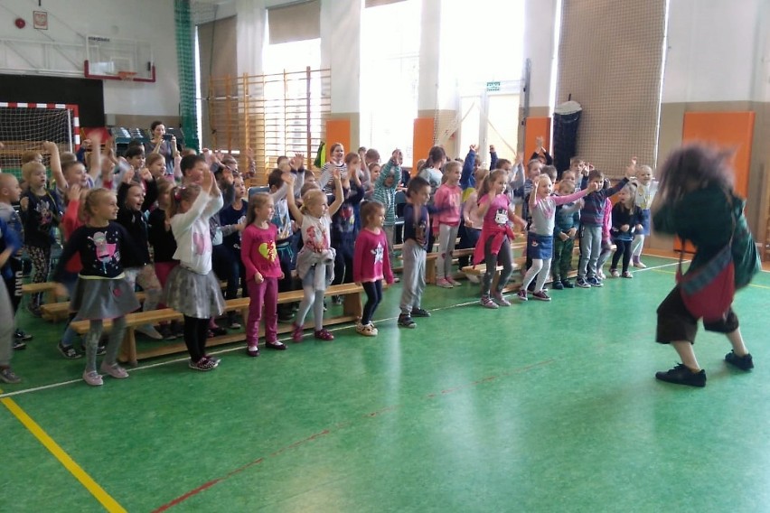 Warsztaty i teatr profilaktyczny w Szkole Podstawowej w Borkowie  ZDJĘCIA