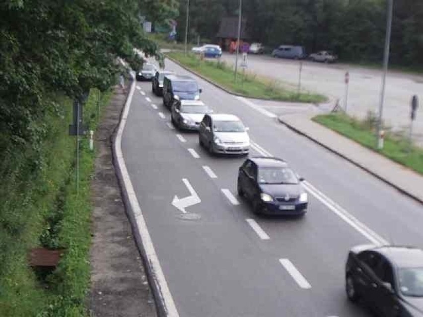 Tatry. Znów korki na drodze do Morskiego Oka. Nie ma już wolnych miejsc na parkingu. Nie kupiłeś parkingu - nie jedź tam!