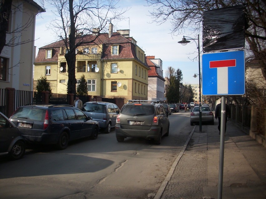 Czy ulica Słowackiego jest za wąska, by można było poruszać...