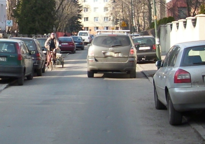 Jak widać na ulicy Słowackiego auto mijało się spokojnie z...