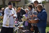 Święconka 2022 w Rakoniewicach. Przed kościołem pobłogosławiono potrawy