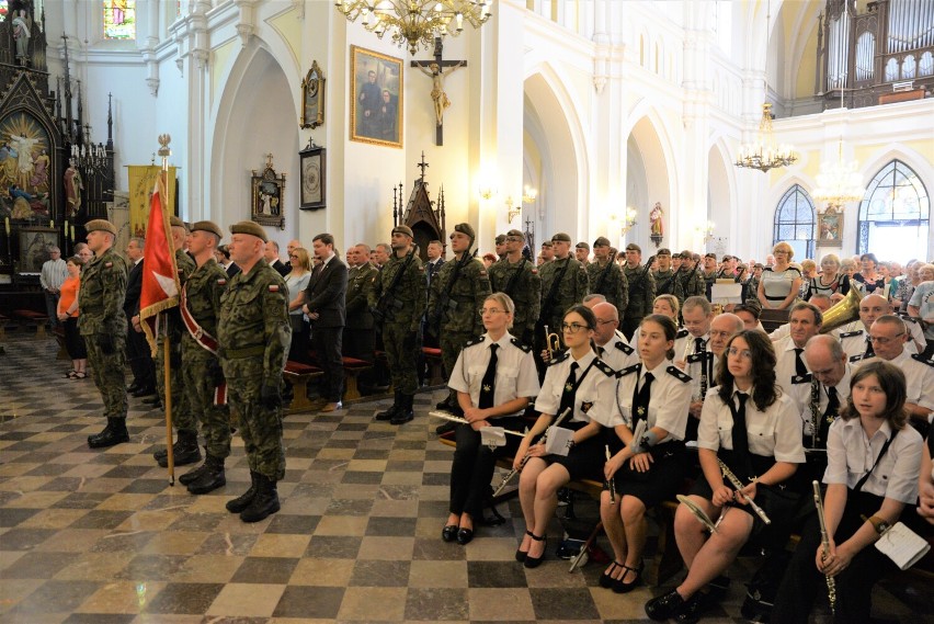 W tegorocznych obchodach wzięli udział licznie zgromadzeni samorządowcy, mieszkańcy i przedstawiciele różnych instytucji oraz żołnierze z 92. Batalionu Lekkiej Piechoty w Kutnie wraz z Orkiestrą Dętą Straży Pożarnej