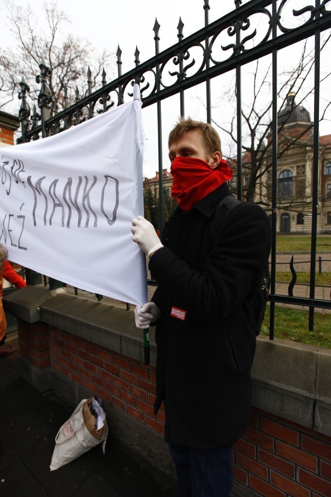 Według jej relacji władze uczelni zabroniły dystrybucji...