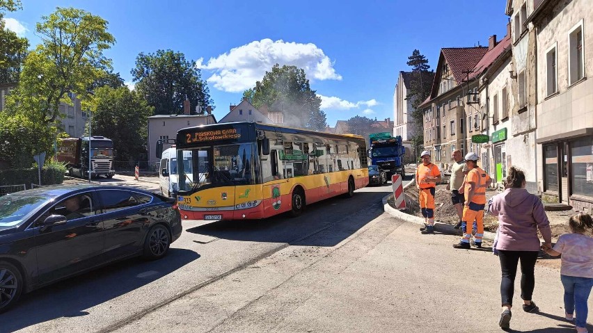 Zablokowany ruch w obu kierunkach an Sobięcinie w...