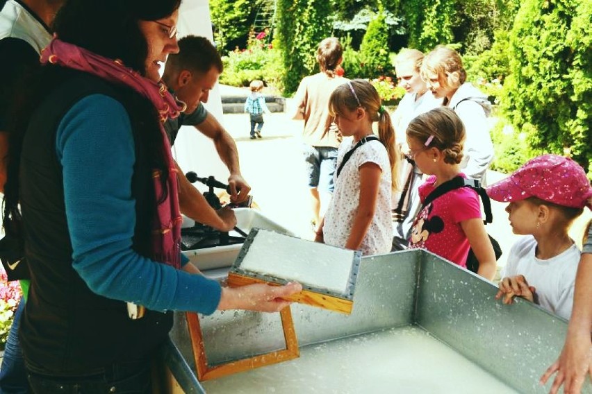 Dzieci czerpały papier w Ogrodzie Botanicznym