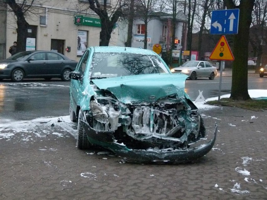 Kolizja na Łaskiej zakończona pożarem