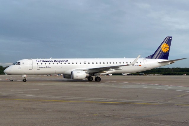 Embraer 195LR w barwach Lufthansy - zdjęcie ilustracyjne