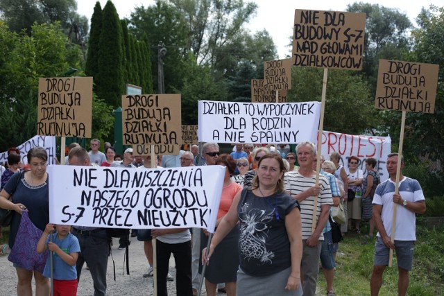 Działkowcy z Zesławic w lipcu tego roku protestowali ws. zmiany przebiegu trasy przy węźle Mistrzejowice.