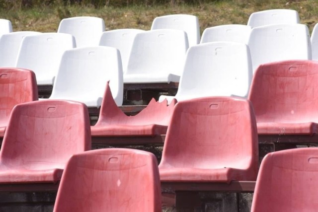 Tak stadion wyglądał w zeszłym roku. Udało się wykonać kilka inwestycji i usprawnić obiekt, ale wciąż mieszkańcy czekają na kompleksową modernizację.