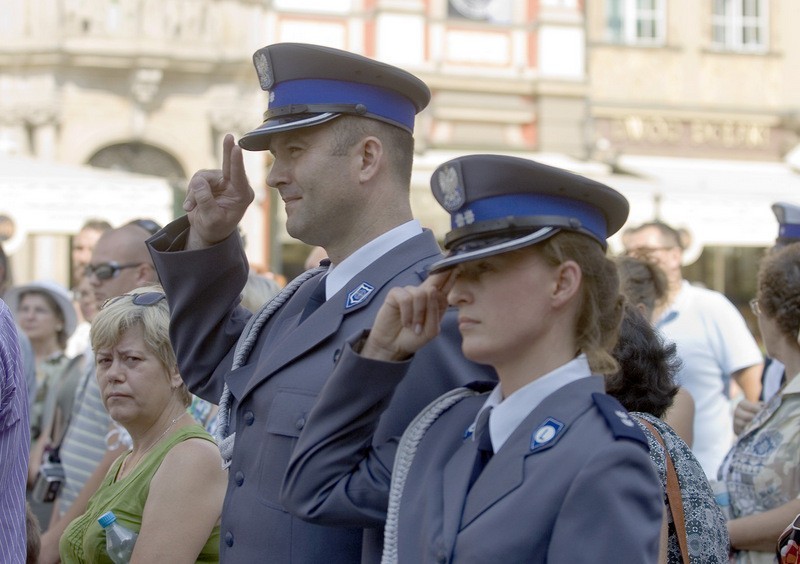 Wrocław: Policjanci świętowali w Rynku (ZDJĘCIA)