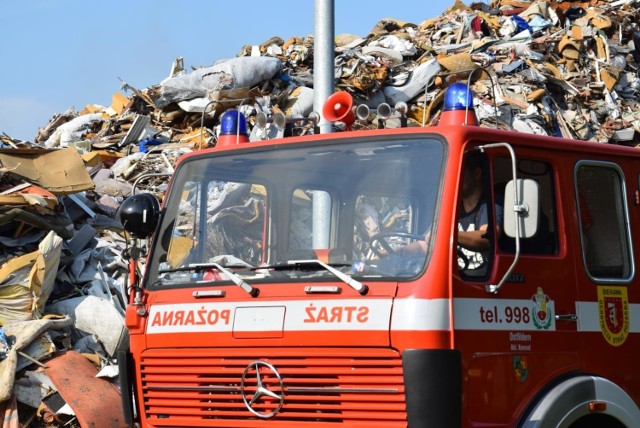 19 jednostek straży pożarnej walczy z pożarem odpadów