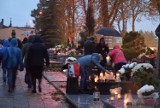 Wszystkich Świętych 2020 w Wieluniu. Ludzie masowo odwiedzają cmentarze! Efekt dzisiejszej decyzji premiera ZDJĘCIA, FILM