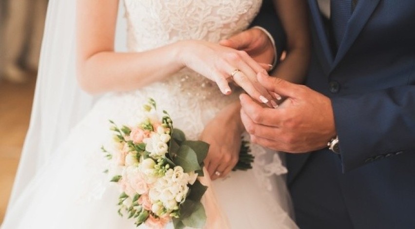 W 2020 roku zarejestrowano łącznie 765 małżeństw:
450...