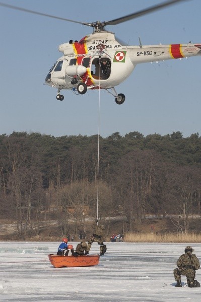 Ćwiczenia ratowników na jeziorze w Grabinie [ZDJĘCIA]