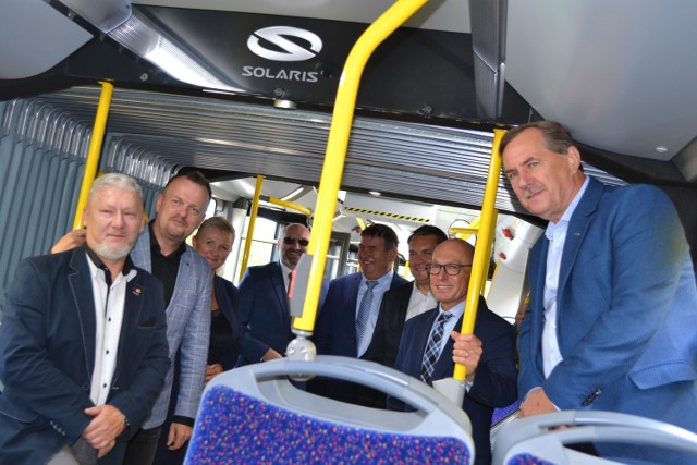 14 nowych autobusów elektrycznych jest już w bazie PKM Sosnowiec. Wkrótce mieszkańcy Zagłębia będą nimi podróżować. 

Zobacz kolejne zdjęcia. Przesuń w prawo - wciśnij strzałkę lub przycisk NASTĘPNE