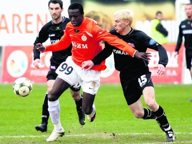 Wiosną w Lubinie był remis 0:0. Na pierwszym planie Mouhamadou Traore i Paweł Sasin