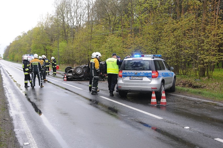 Wypadek Czmoń-Kórnik: BMW dachowało [ZDJĘCIA]