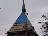Sławno: Alpinistyczne remontowanie dachu wieży kościoła [ZDJĘCIA]