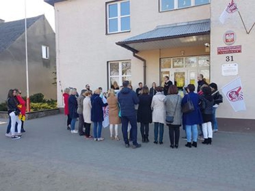 Szkoła Podstawowa w Radwankach: Rodzice zorganizowali wiec poparcia dla strajkujących nauczycieli