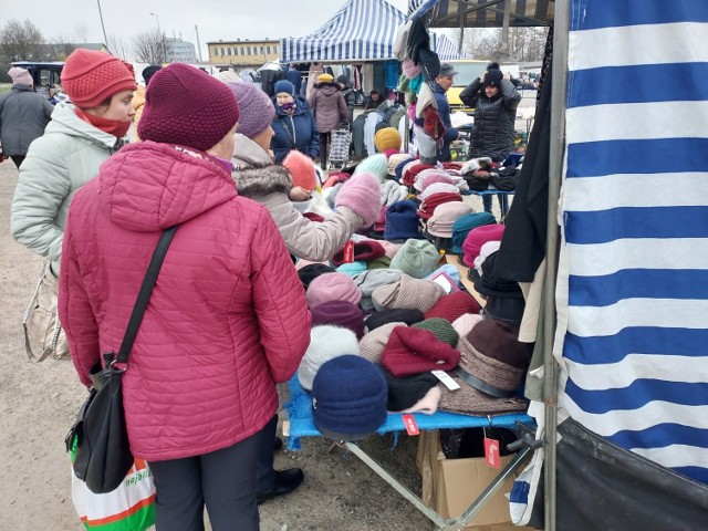 Ciepłe kapcie, czapki i wkładki termiczne do butów chętnie kupowane na opatowskim targu.