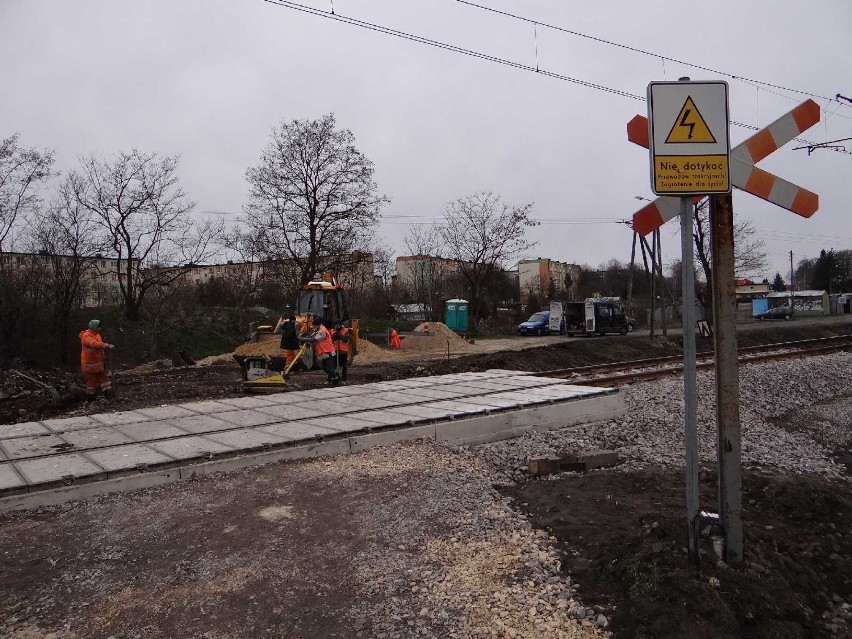 Na ulicy POW remontują przejazd kolejowy i budują chodnik [FOTO]