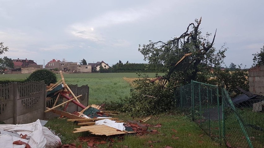 Skutki nawałnicy nad Landzmierzem w powiecie...