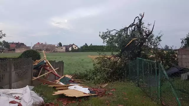 Skutki nawałnicy nad Landzmierzem w powiecie kędzierzyńsko-kozielskim. Według relacji mieszkańców domy zniszczyła trąba powietrzna.