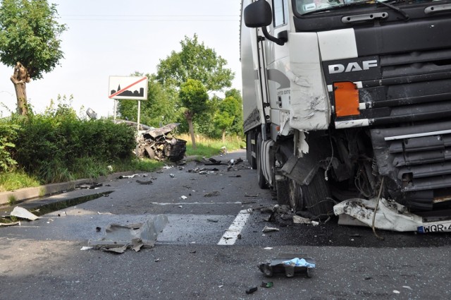 Wypadek: zderzenie ciężarówki z samochodem osobowym