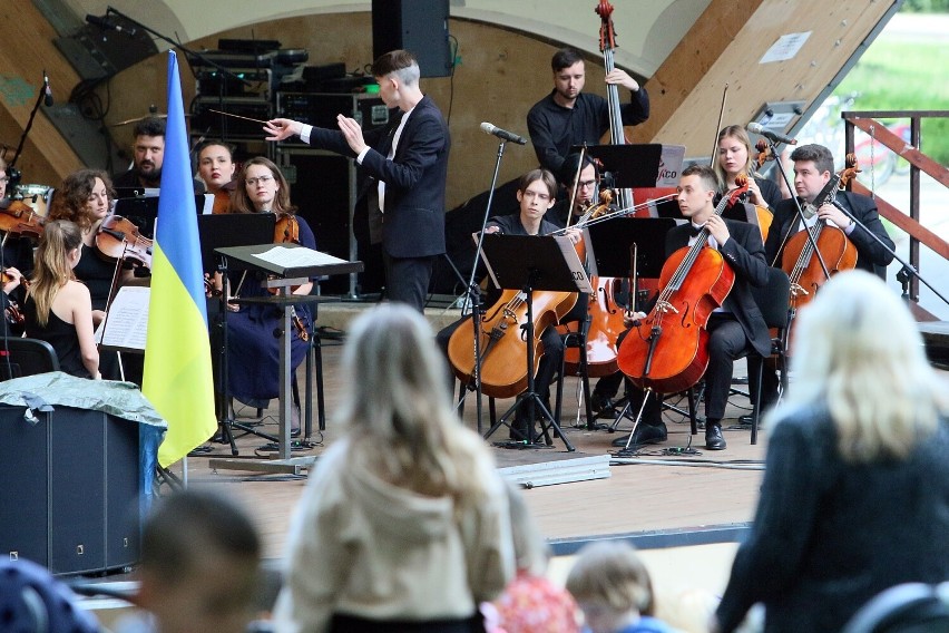 Lublin. Koncert Młodzieżowej Akademickiej Orkiestry Symfonicznej "Słobożański" odbył się w Ogrodzie Saskim