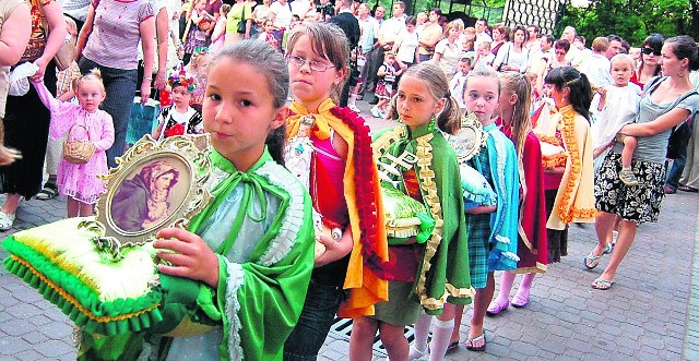 Dwukrotnie w ciągu każdego dnia odpustu, wokół sanktuarium, wyrusza barwna procesja, w której uczestniczą dzieci i dorośli