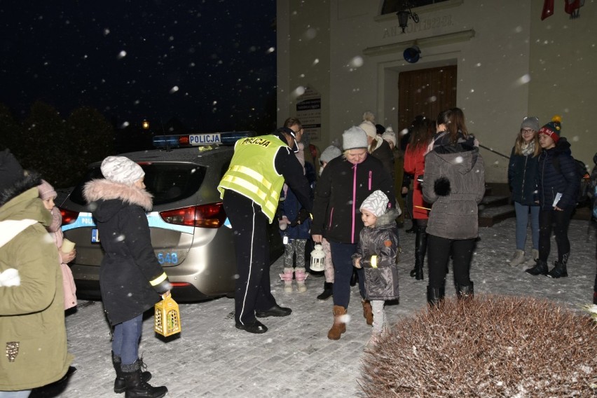 Policjanci z kościerskiej komendy gościli na mszy świętej w kościele parafialnym w Dziemianach [ZDJĘCIA]