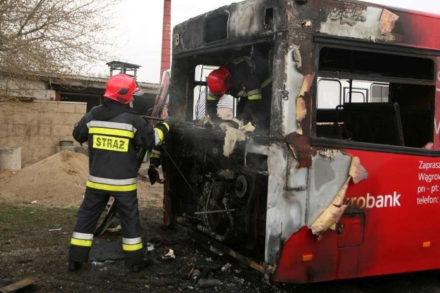 Wągrowec: Spłonął autobus ZKM [ZDJĘCIA]

Dwa wozy bojowe straży brały udział w gaszeniu autobusu komunikacji miejskiej, który zapalił się w bazie przy ulicy Skockiej.