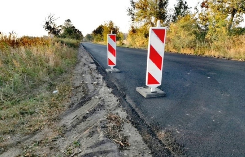 Asfaltują drogi, koszą pobocza. Co dzieje się w okolicy Pabianic? ZDJĘCIA
