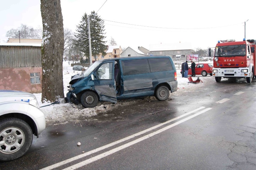 Bukowina: Wypadek dwóch aut. Bus wjechał w drzewo