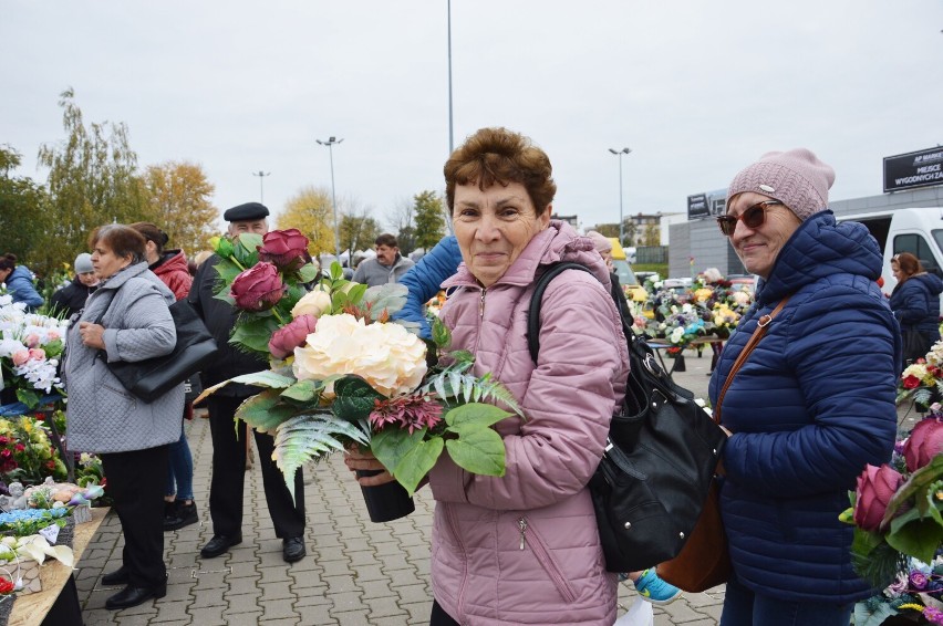 Bazar przy ul. Dmowskiego w Piotrkowie w niedzielę przed...