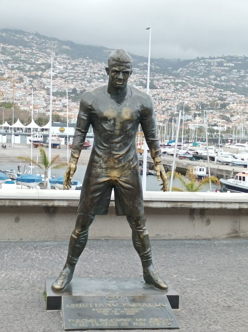 Brązowa statua przedstawiająca Cristiano Ronaldo stoi w...
