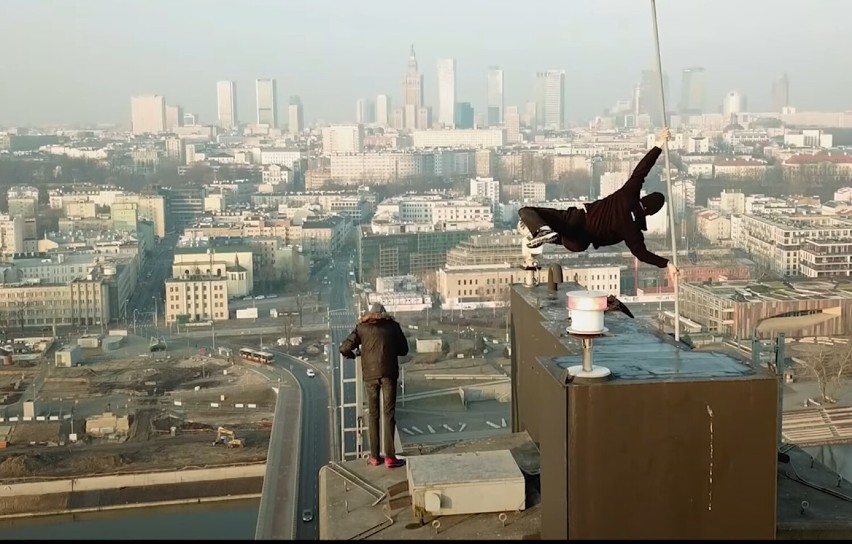 Weszli do środka mostu Świętokrzyskiego w Warszawie i wspięli się na sam szczyt konstrukcji. Jest nagranie